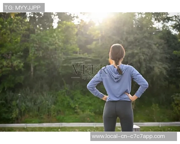 高清足球女生背影壁纸展现青春活力与运动魅力的完美结合